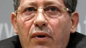 Preşedintele Parlamentului nu i-a permis lui Mihai Ghimpu să vorbească de la tribuna centrală “despre un proiect important”.
