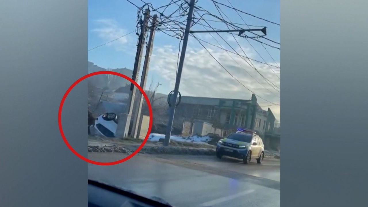 В Кишиневе перевернулась машина: серьезно пострадала женщина.