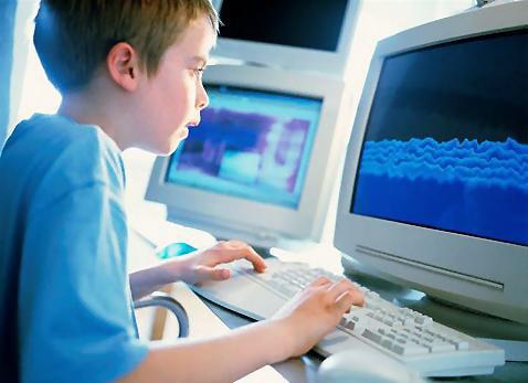 O întrebare care macină mintea multor părinţi este: Când este momentul potrivit ca să îmi las copilul la computer?