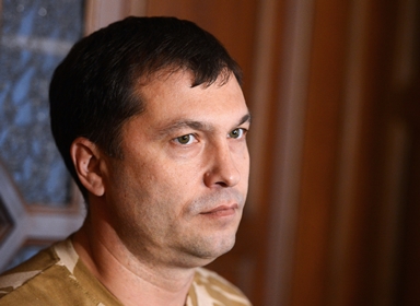 Болотов заявил, что в настоящий момент киевские военные пытаются оттеснить представителей сил ополчения от российской границы.