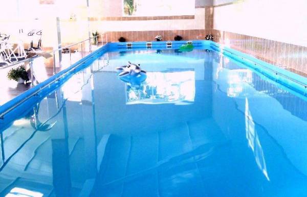 Piscina, construită conform tuturor rigorilor actuale, cu o suprafaţă de 175 metri pătraţi, a fost inaugurată duminica trecută.