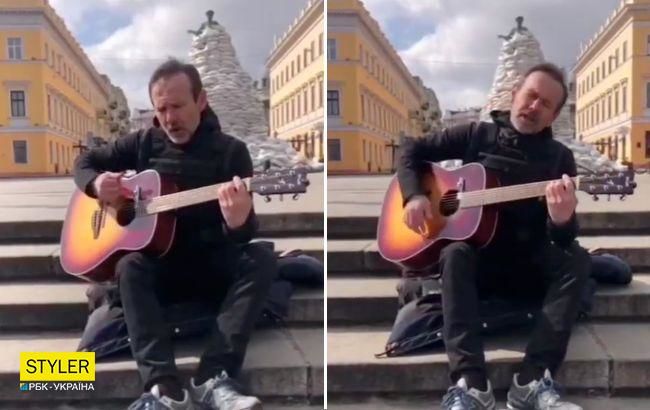 Вакарчук спел в центре Одессы на фоне обложенного мешками Дюка.