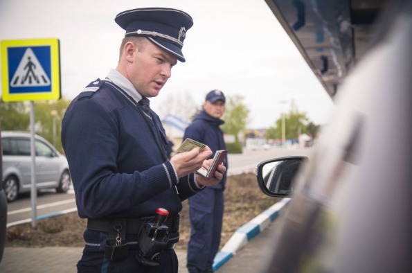 Пять поддельных документов были обнаружены во время дополнительного контроля на КПП "Скулены". Фото: border.gov.md.