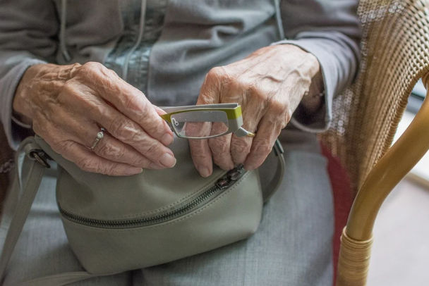 Уроженец Молдовы вынес из квартиры 98-летней россиянки 20 тысяч рублей.