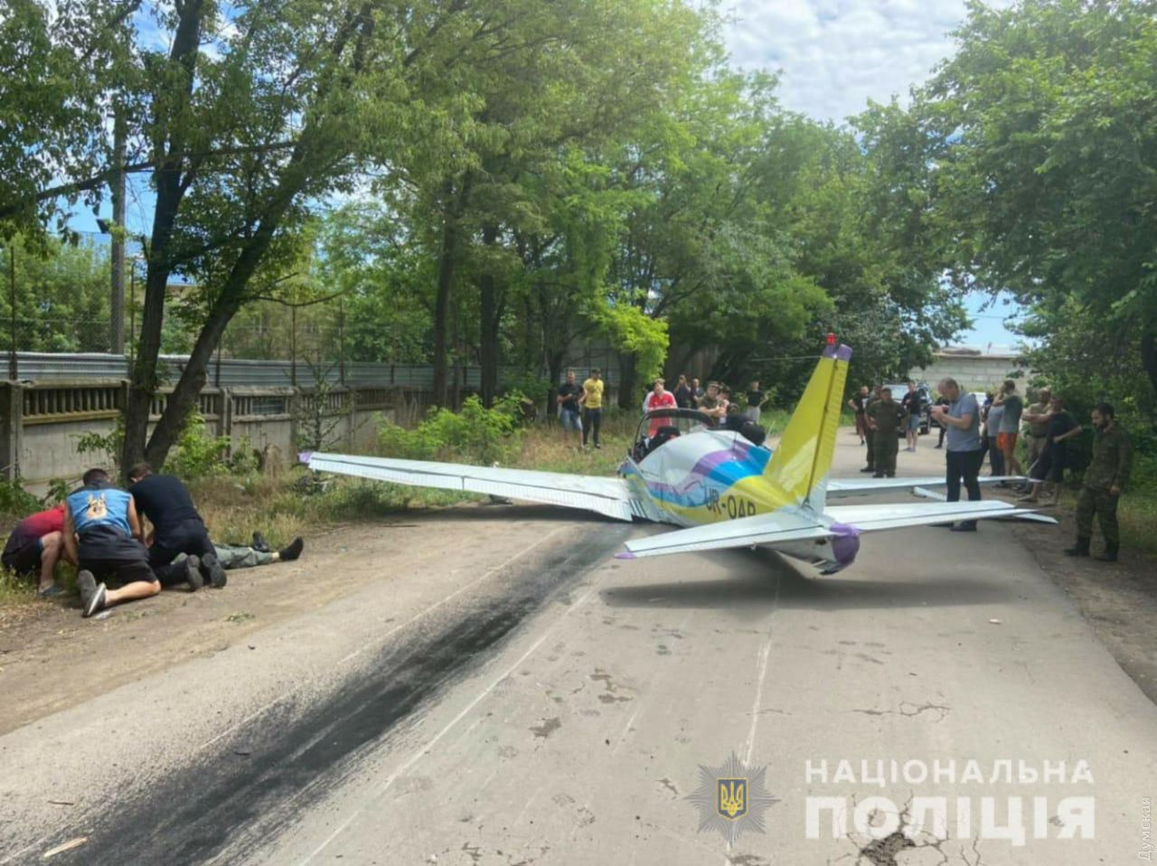 В Одессе легкомоторный самолет упал возле гипермаркета, пилот погиб.