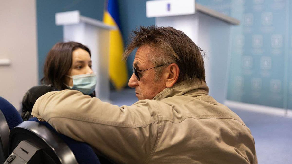 Шон Пенн приехал в Украину: он встретился с военными и журналистами.