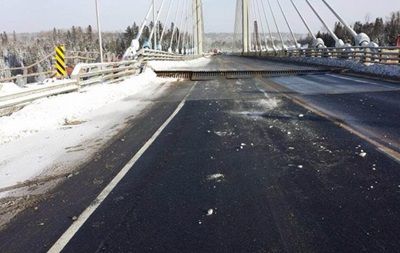 В Онтарио из-за морозов "треснул" мост.