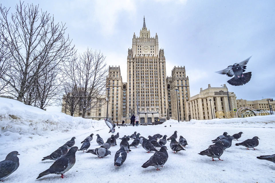 МИД РФ: Расплачиваться за выход из СНГ придется гражданам Молдовы. Коллаж Point.md.