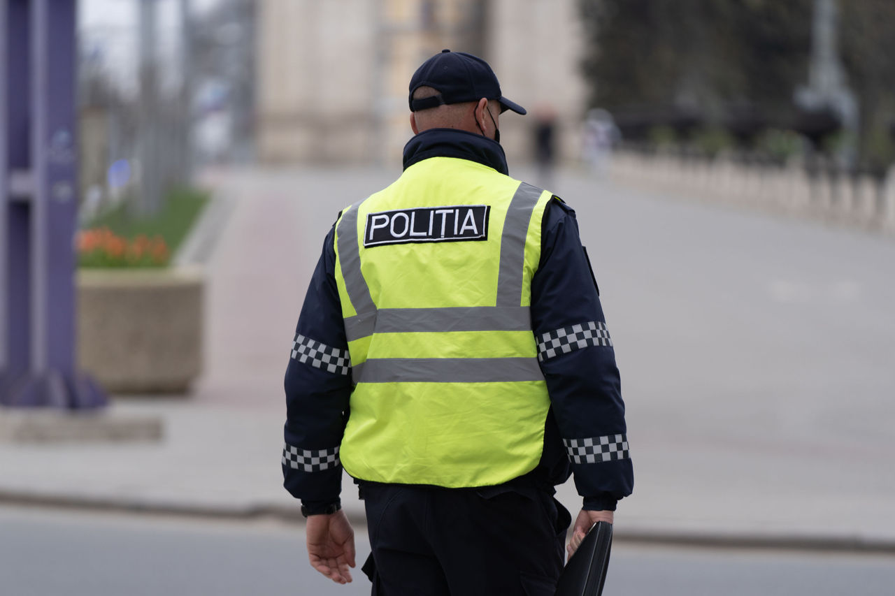 В Ниспоренах избили полицейского, он госпитализирован.