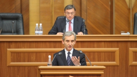 Comuniştii au fost puşi la coţ astăzi de premierul Iurie Leancă drept răspuns la moţiunea de cenzură a acestora.