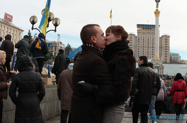На Майдане начали складываться первые пары. «После митингов думаем пожениться».