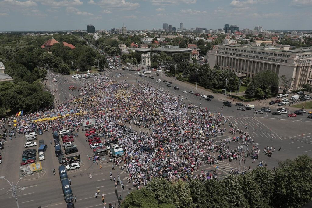 Румынские учителя вышли на протест в центре Бухареста.