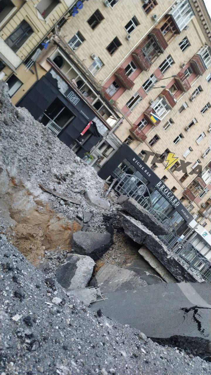 В Украине сообщают об обстрелах Харькова: повреждены историческое здание и школа.