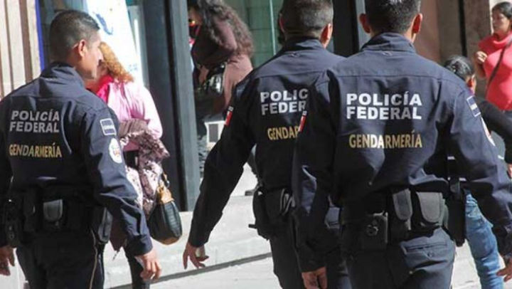 29 de poliţişti care se aflau într-un autobuz turistic au fost jefuiţi de trei hoţi. 