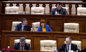 Deputata comunistă Irina Vlah a venit la ședința de astăzi a Parlamentului îmbrăcată cu haine în culorile drapelului ucrainean.