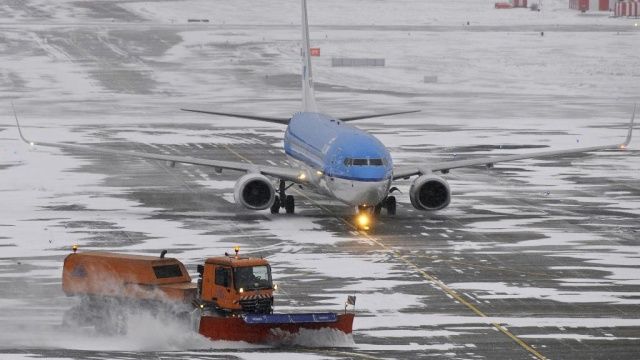 Три кишиневских рейса задерживаются в четверг из-за метели в Москве.