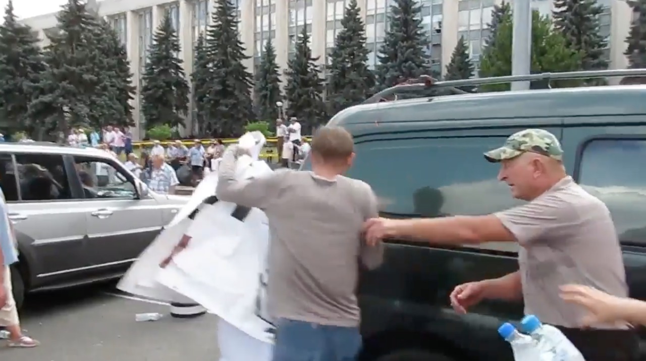 Сторонники Нэстасе срывали баннер протестующих против цен на топливо.