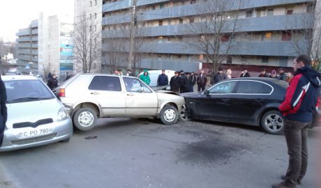 Un automobil BMW şi un Volkswagen Golf s-au ciocnit ieri, la ora 17:30 pe strada Socoleni din capitală. Foto: jurnal.md