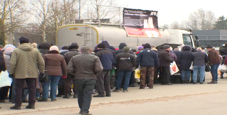 В городе Тельшай на северо-западе Литвы фермеры бесплатно раздают молоко.