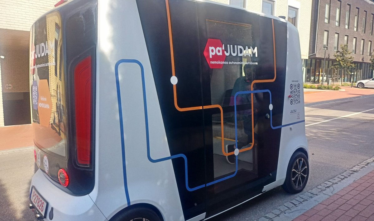 В Вильнюсе курсирует самоходный автобус.