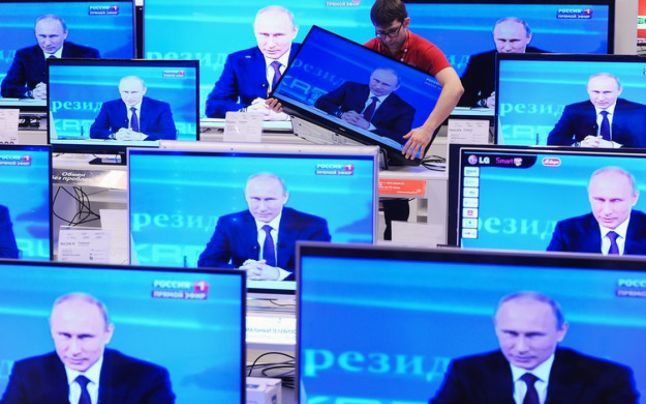 Moldovenii nu vor ca ştirile posturilor TV ruseşti să fie interzise. Foto: adevarul.ro