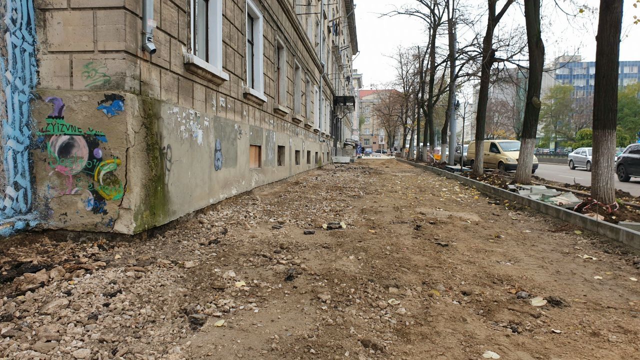 Тротуары на улицах Пушкина и Банулеску-Бодони преображаются.
