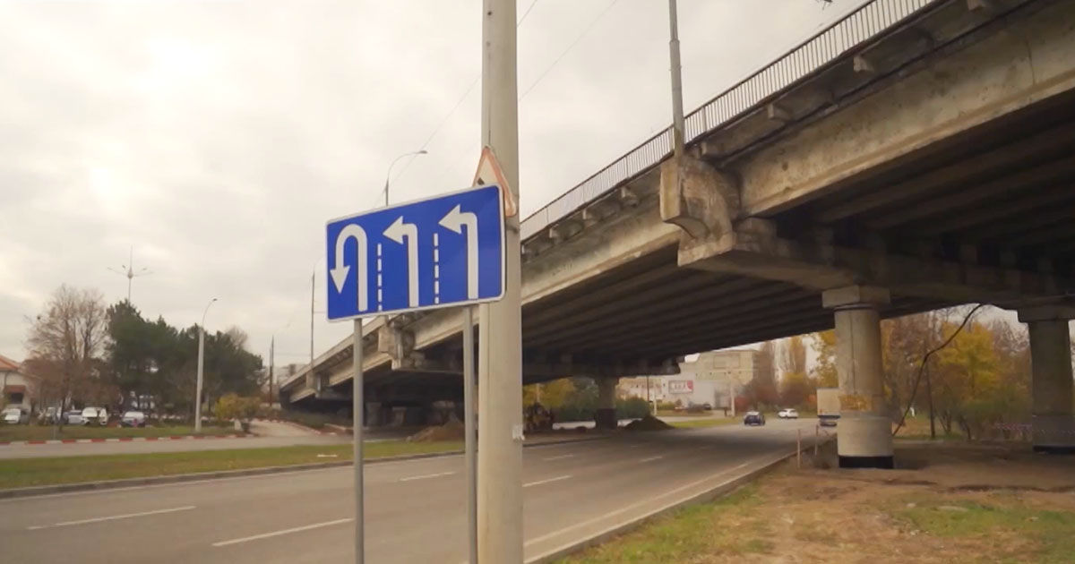 В Кишиневе ремонтируют автодорожные мосты.