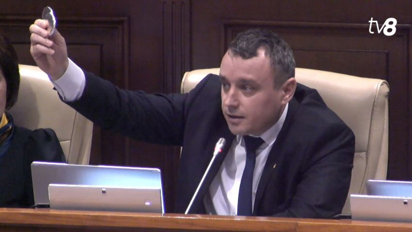 Кирияк - Мунтяну: "Будут ли расследовать факты миграции депутатов в другие партии?"