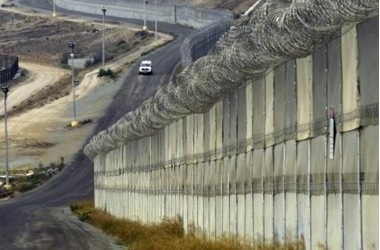Стена будет возведена в целях предотвращения незаконной иммиграции.