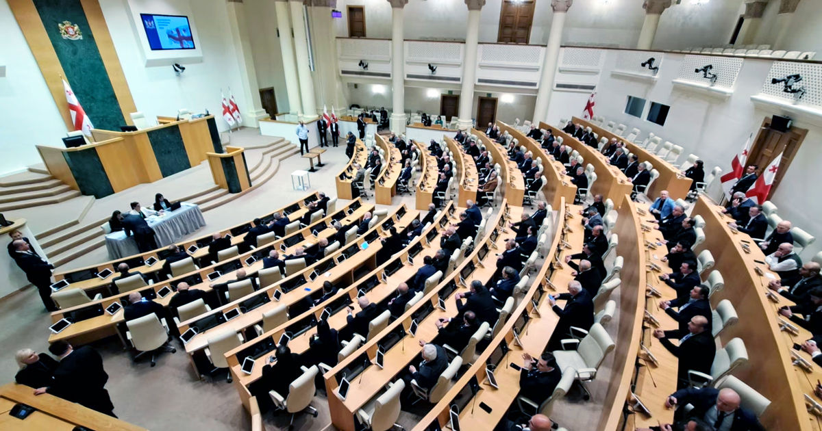 Парламент Грузии лишил мандатов почти всех оппозиционных депутатов.