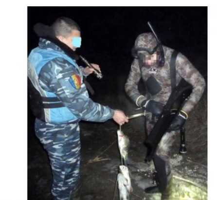 Doi braconieri pescuiau în Nistru cu arme pneumatice.