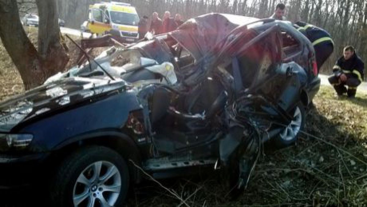 O mașină s-a răsturnat și s-a lovit violent într-un pilon de electricitate. Foto: media.publika.md