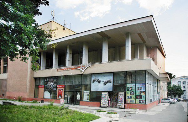 Цена билетов на премьерные спектакли доходит до 140 леев за места в первых рядах.