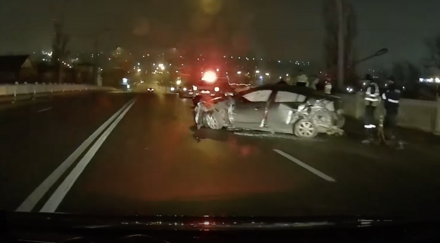 В Кишиневе автомобиль врезался в ограждение моста на улице Измаил.