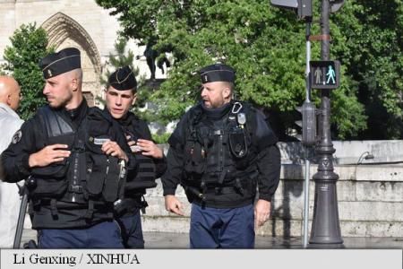 Franța: Un bărbat a încercat să intre cu mașina în mulțimea din fața unei moschei. Foto: Agerpres