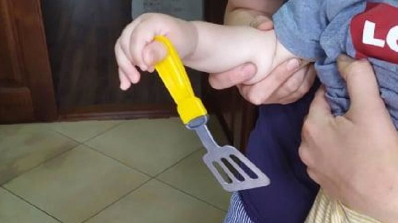 В Бельцах у годовалого малыша застрял палец в пластиковой игрушке.