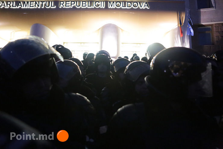 Сообщается, что оставшиеся в здании парламента полицейские были брошены на произвол судьбы.