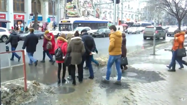 Народная забава «перепрыгни через лужу» в самом центре столицы.