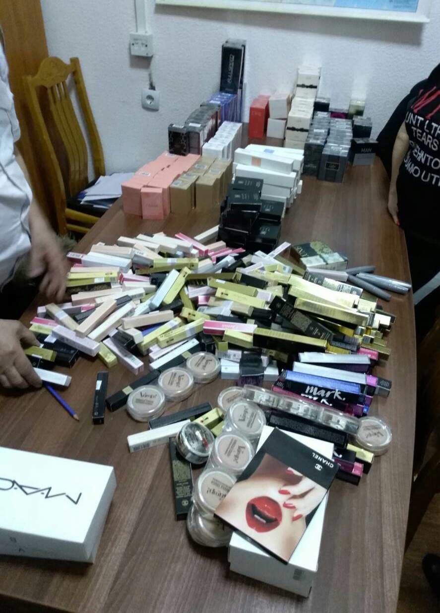 Produse cosmetice și parfumerie de 80.000 lei, depistate de vameşi
