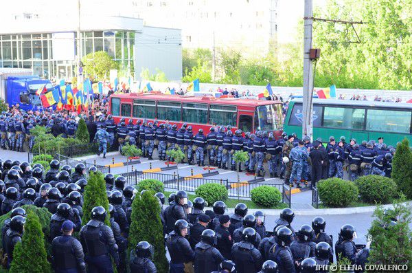 17 angajaţi ai Ministerului Afacerilor Interne au fost răniţi la protestul de duminică, 24 aprilie, din Chişinău.