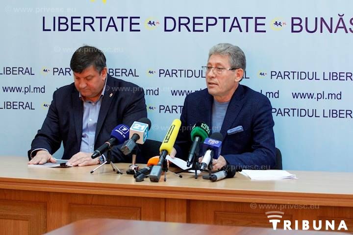 Министр Юрие Киринчук и лидер Либеральной партии Михай Гимпу.