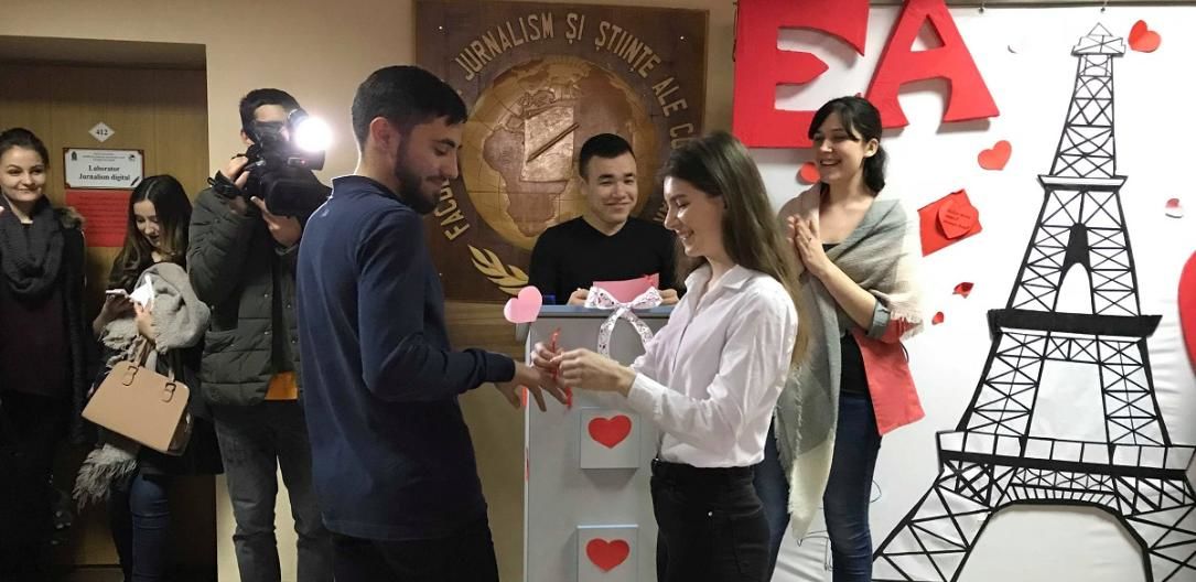 De Dragobete, studenții FJȘC au adus iubirea pe holul USM