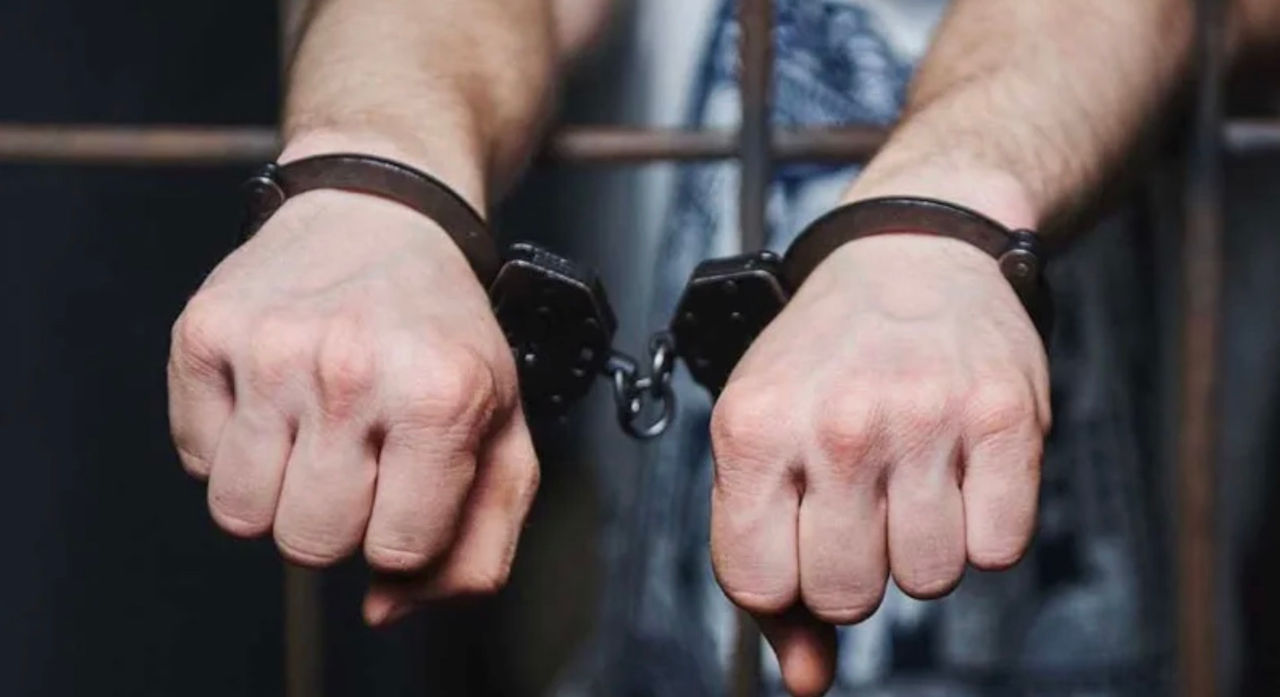 Un cetățean azer, condamnat la 13 ani de închisoare pentru violarea unei minore în Moldova.