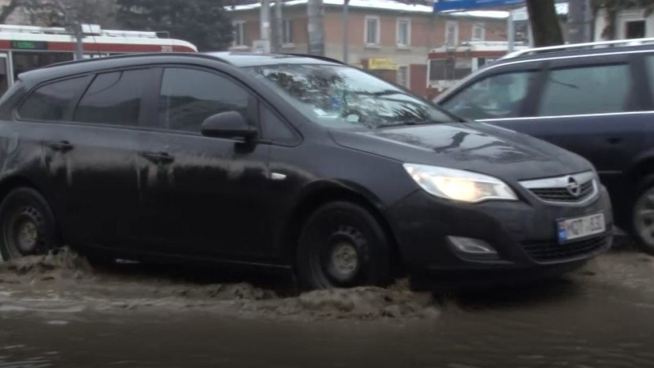Вода в северной столице скрыла с глаз и некоторые пешеходные переходы. 