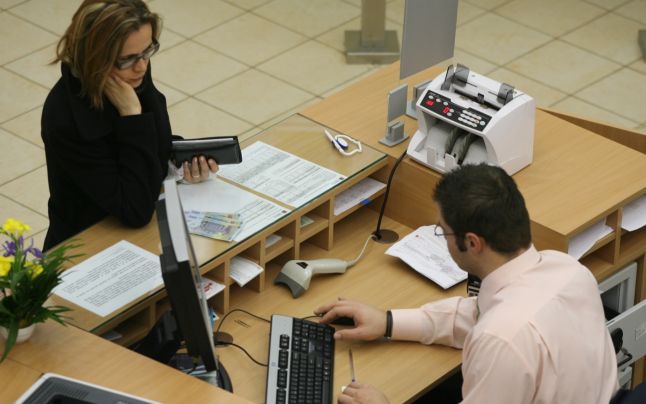 Volumul creditelor acordate de băncile comerciale a scăzut, în luna noiembrie, cu aproape 600 de milioane de lei faţă de octombrie.