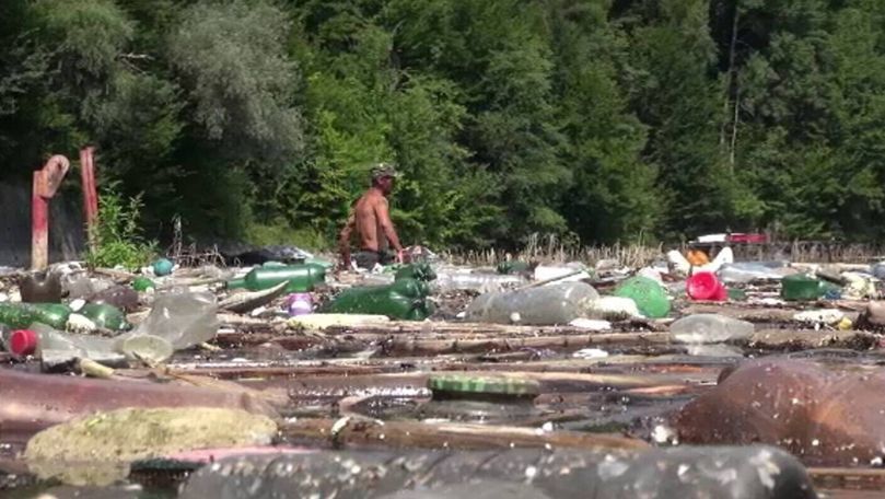 В Румынии после дождей люди плавают среди мусора.