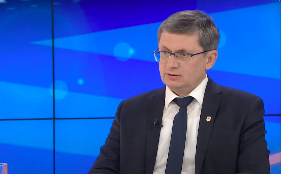 Гросу объяснил необходимость продления ЧП: Чтобы не разыскивать депутатов в отпуске.