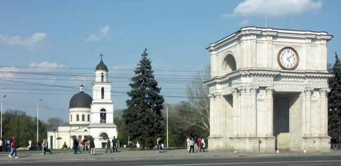 Водителей просят соблюдать временные дорожные знаки.