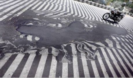 Temperaturile care au urcat până la 50 de grade Celsius au dus la topirea asfaltului în capitala indiana New Delhi. Foto: jurnal.md