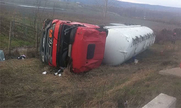 В  Румынии перевернулась молдавская автоцистерна. Фото: vremeanoua.ro